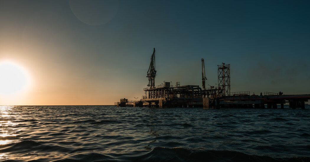  U.S. to Control Venezuela Oil Sales 'Indefinitely,'  Energy Secretary Says