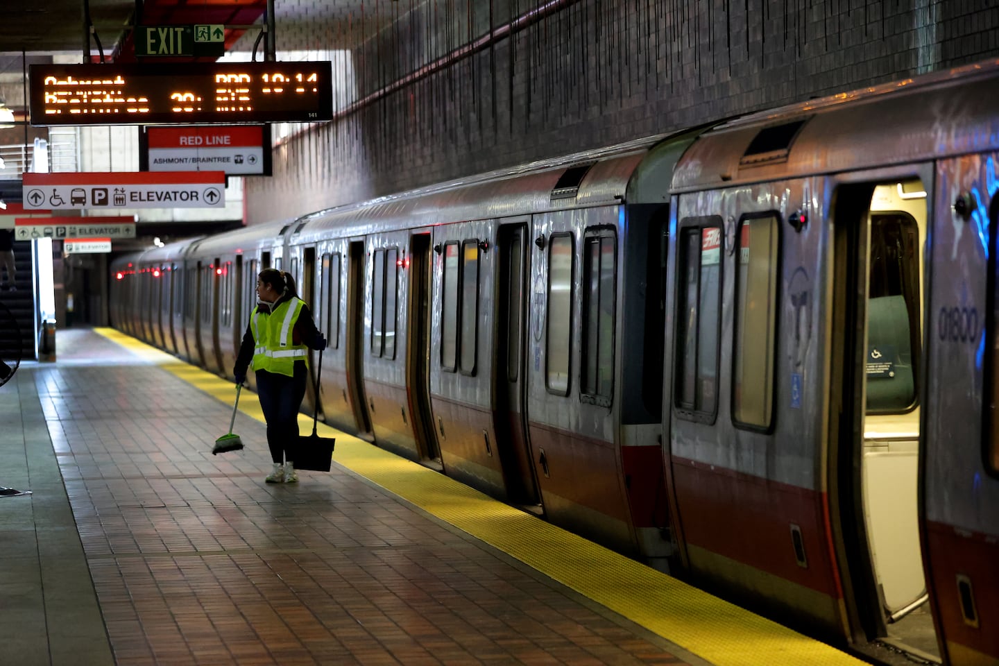 MBTA forecasts warn of big budget deficits in coming years